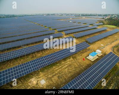 (151022) -- CHANGXING, 22 octobre 2015 -- une photo aérienne prise le 22 octobre 2015 montre le plus grand projet photovoltaïque en agriculture dans le comté de Changxing, dans la province du Zhejiang de l'est de la Chine. Avec une superficie de 1 460 mu (97 hectares), le projet de 30 mégawatts a mené son exploitation expérimentale fin octobre. Alors que les panneaux photovoltaïques sont utilisés pour produire de l'électricité, les terres situées en dessous sont utilisées pour la culture commerciale. On estime qu ' environ 10 000 tonnes de charbon standard et 28 000 tonnes d ' émissions de dioxyde de carbone seront réduites chaque année dans le comté de Changxing. (DHF) CHINE-ZHEJIANG-AGRICULTURE-BIGGEST Banque D'Images