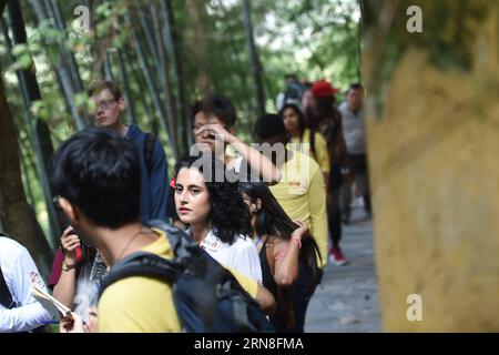 (151022) -- HANGZHOU, - visites guidées de Maria Ivanova dans le village historique de Siping, ville de Jinhua, province du Zhejiang dans l'est de la Chine, 21 octobre 2015. Depuis octobre 13, l'actrice bulgare Maria Ivanova, avec d'autres 36 étrangers d'environ 11 pays et districts, ont vécu dans le village historique de Siping pour découvrir la culture chinoise. (wsw) CHINA-ZHEJIANG-FOREIGNER-LIFE EXPERIENCES (CN) HuangxZongzhi PUBLICATIONxNOTxINxCHN Hangzhou Mary Ivanova Tours dans le village historique de Siping Jinhua City East China S Zhejiang province OCT 21 2015 depuis OCT 13 actrice bulgare Mary Ivanova le long du Wi Banque D'Images