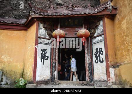 (151022) -- HANGZHOU, - visites guidées de Maria Ivanova dans le village historique de Siping, ville de Jinhua, province du Zhejiang dans l'est de la Chine, 21 octobre 2015. Depuis octobre 13, l'actrice bulgare Maria Ivanova, avec d'autres 36 étrangers d'environ 11 pays et districts, ont vécu dans le village historique de Siping pour découvrir la culture chinoise. (wsw) CHINA-ZHEJIANG-FOREIGNER-LIFE EXPERIENCES (CN) HuangxZongzhi PUBLICATIONxNOTxINxCHN Hangzhou Mary Ivanova Tours dans le village historique de Siping Jinhua City East China S Zhejiang province OCT 21 2015 depuis OCT 13 actrice bulgare Mary Ivanova le long du Wi Banque D'Images