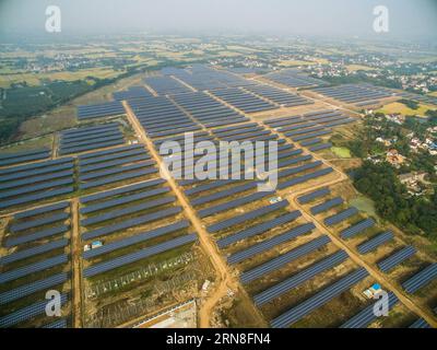 (151022) -- CHANGXING, 22 octobre 2015 -- une photo aérienne prise le 22 octobre 2015 montre le plus grand projet photovoltaïque en agriculture dans le comté de Changxing, dans la province du Zhejiang de l'est de la Chine. Avec une superficie de 1 460 mu (97 hectares), le projet de 30 mégawatts a mené son exploitation expérimentale fin octobre. Alors que les panneaux photovoltaïques sont utilisés pour produire de l'électricité, les terres situées en dessous sont utilisées pour la culture commerciale. On estime qu ' environ 10 000 tonnes de charbon standard et 28 000 tonnes d ' émissions de dioxyde de carbone seront réduites chaque année dans le comté de Changxing. (DHF) CHINE-ZHEJIANG-AGRICULTURE-BIGGEST Banque D'Images