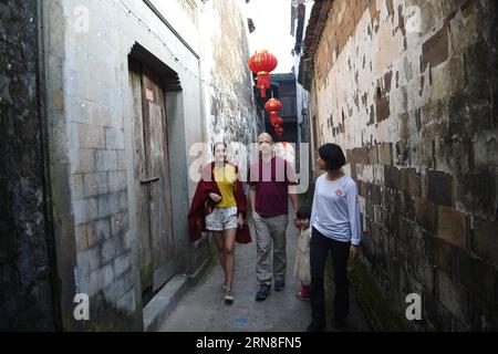 (151022) -- HANGZHOU, - visites guidées de Maria Ivanova dans le village historique de Siping, ville de Jinhua, province du Zhejiang dans l'est de la Chine, 21 octobre 2015. Depuis octobre 13, l'actrice bulgare Maria Ivanova, avec d'autres 36 étrangers d'environ 11 pays et districts, ont vécu dans le village historique de Siping pour découvrir la culture chinoise. (wsw) CHINA-ZHEJIANG-FOREIGNER-LIFE EXPERIENCES (CN) HuangxZongzhi PUBLICATIONxNOTxINxCHN Hangzhou Mary Ivanova Tours dans le village historique de Siping Jinhua City East China S Zhejiang province OCT 21 2015 depuis OCT 13 actrice bulgare Mary Ivanova le long du Wi Banque D'Images