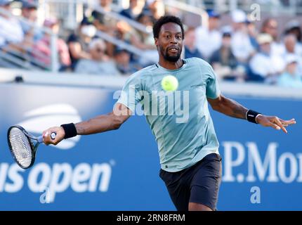 Flushing Meadow, United a déclaré. 31 août 2023. Gael Monfils de France retourne un ballon à Andrey.Rublev dans leur match de deuxième tour dans le stade Grandstand aux Championnats US Open de tennis 2023 au USTA Billie Jean King National tennis Center le jeudi 31 août 2023 à New York. Photo de John Angelillo/UPI crédit : UPI/Alamy Live News Banque D'Images