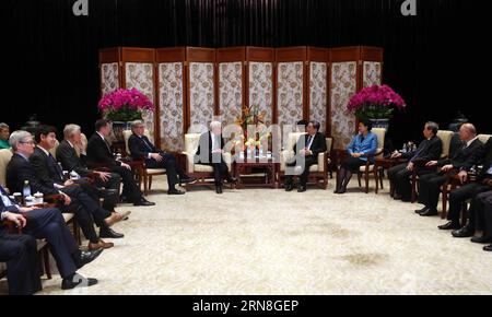 (151023) -- BEIJING, le 23 octobre 2015 -- Yu Zhengsheng, président du Comité national de la Conférence consultative politique du peuple chinois, rencontre des membres étrangers du Conseil consultatif de l'école d'économie et de gestion de l'Université Tsinghua, à Beijing, capitale de la Chine, le 23 octobre 2015.) (dhf) CHINA-BEIJING-YU ZHENGSHENG-OVERSEAS ECONOMIC EXPERTS-MEETING (CN) LiuxWeibing PUBLICATIONxNOTxINxCHN Beijing OCT 23 2015 Yu Zheng Sheng Président du Comité national de la Conférence consultative politique des célébrités chinoises rencontre des membres du Conseil consultatif d'outre-mer Banque D'Images