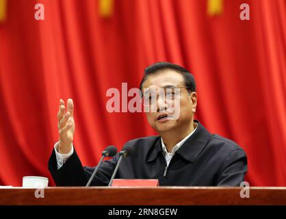 (151023) -- PÉKIN, le 23 octobre 2015 -- le Premier ministre chinois Li Keqiang donne une conférence à l'École du Parti du Comité central du Parti communiste chinois (PCC), à Pékin, capitale de la Chine, le 23 octobre 2015. Une réflexion novatrice sur la réglementation macroéconomique et les réformes sont essentielles pour promouvoir la croissance économique et la modernisation industrielle, a déclaré Li vendredi. (dhf) CHINA-BEIJING-LI KEQIANG-PARTY SCHOOL (CN) LiuxWeibing PUBLICATIONxNOTxINxCHN Beijing OCT 23 2015 le Premier ministre chinois gauche Keqiang donne une conférence À l'École du Parti communiste chinois CPC Comité central à Beijing capitale de Chin Banque D'Images