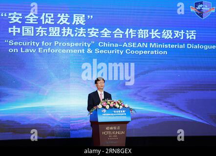(151023) -- BEIJING, 23 octobre 2015 -- Meng Jianzhu, chef de la Commission des affaires politiques et juridiques du Comité central du Parti communiste chinois, prononce une allocution lors de la cérémonie d'ouverture du dialogue ministériel Chine-ASEAN sur la sécurité pour la prospérité sur la coopération en matière d'application des lois et de sécurité, à Beijing, capitale de la Chine, le 23 octobre 2015. ) (dhf) DIALOGUE SUR LA SÉCURITÉ CHINE-PÉKIN-CHINE-ASEAN (CN) DingxHaitao PUBLICATIONxNOTxINxCHN Pékin OCT 23 2015 Meng Jianzhu Chef de la commission des affaires politiques et juridiques du Comité central du Parti communiste chinois prononce une allocution à la cérémonie d'ouverture Banque D'Images