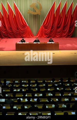 (151023) -- BEIJING, 23 octobre 2015 -- le Premier ministre chinois Li Keqiang (C) donne une conférence à l'École du Parti du Comité central du Parti communiste chinois (PCC), à Beijing, capitale de la Chine, le 23 octobre 2015.une réflexion innovante sur la réglementation macroéconomique et la réforme sont essentielles pour promouvoir la croissance économique et la modernisation industrielle, a déclaré Li vendredi. ) (dhf) CHINA-BEIJING-LI KEQIANG-PARTY SCHOOL (CN) LiuxWeibing PUBLICATIONxNOTxINxCHN Beijing OCT 23 2015 le Premier ministre chinois gauche Keqiang C donne une conférence À l'École du Parti communiste chinois CPC Comité central à Beijing capitale de Banque D'Images