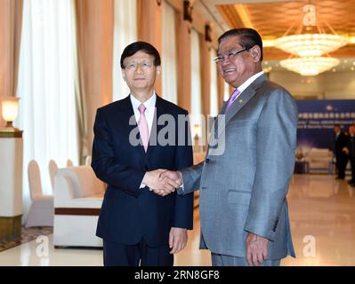 (151023) -- BEIJING, 23 octobre 2015 -- Meng Jianzhu (à gauche), chef de la Commission pour les affaires politiques et juridiques du Comité central du Parti communiste chinois, rencontre le vice-premier ministre cambodgien et ministre de l’intérieur SAR Kheng participant au dialogue ministériel Chine-ASEAN sur l’application des lois et la coopération en matière de sécurité, à Beijing, capitale de la Chine, le 23 octobre 2015. )(MCG) CHINA-BEIJING-MENG JIANZHU-FOREIGN OFFICES-MEETING (CN) ZhangxLing PUBLICATIONxNOTxINxCHN Beijing OCT 23 2015 Meng Jianzhu le Chef de la commission des affaires politiques et juridiques du Parti communiste chinois CEN Banque D'Images