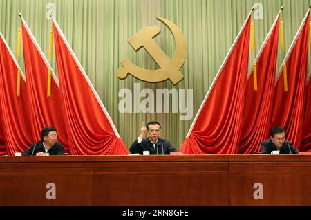 (151023) -- BEIJING, 23 octobre 2015 -- le Premier ministre chinois Li Keqiang (C) donne une conférence à l'École du Parti du Comité central du Parti communiste chinois (PCC), à Beijing, capitale de la Chine, le 23 octobre 2015.une réflexion innovante sur la réglementation macroéconomique et la réforme sont essentielles pour promouvoir la croissance économique et la modernisation industrielle, a déclaré Li vendredi. ) (dhf) CHINA-BEIJING-LI KEQIANG-PARTY SCHOOL (CN) LiuxWeibing PUBLICATIONxNOTxINxCHN Beijing OCT 23 2015 le Premier ministre chinois gauche Keqiang C donne une conférence À l'École du Parti communiste chinois CPC Comité central à Beijing capitale de Banque D'Images