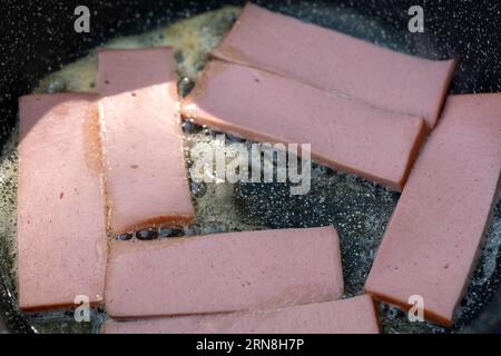 Fried Bologna on pan , Breakfast Banque D'Images
