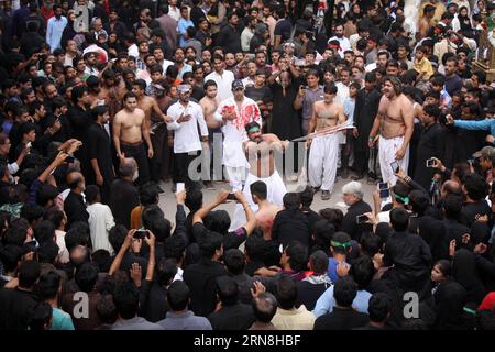 (151025) -- LAHORE, le 24 octobre 2015 -- Un musulman chiite pakistanais se flagelle-même lors d'une procession marquant le jour Saint de l'Ashura à Lahore, dans l'est du Pakistan, le 24 octobre 2015. Ashura est la commémoration musulmane chiite annuelle marquant la mort de l'Imam Hussein, le petit-fils du Prophète Muhammad, dans la bataille de Karbala au septième siècle. PAKISTAN-LAHORE-ASHURA-RITUAL JamilxAhmed PUBLICATIONxNOTxINxCHN Lahore OCT 24 2015 un musulman chiite pakistanais se flagle au cours d'une procession marquant le jour Saint de l'Ashura dans l'est du Pakistan S Lahore OCT 24 2015 Ashura EST le Mus chiite annuel Banque D'Images