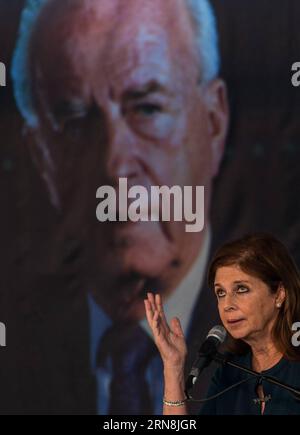(151026) -- JÉRUSALEM, le 26 octobre 2015 -- Dalia Rabin-Pelossof, fille de feu le Premier ministre Yitzhak Rabin, s'adresse à une cérémonie commémorative d'État d'Yitzhak Rabin, qui s'est tenue sur le mont Herzel à Jérusalem, le 26 octobre 2015. Jérusalem et tel Aviv ont marqué lundi le 20e anniversaire de l’assassinat du Premier ministre israélien Yitzhak Rabin. Yitzhak Rabin a été assassiné après avoir participé à un rassemblement massif pour la paix à tel Aviv dans la soirée du 4 novembre 1995, après des mois d'incitation et de manifestations extrémistes de droite, exacerbées par une vague d'attaques terroristes. MIDEAST-JERUSALEM-YITZHAK Banque D'Images