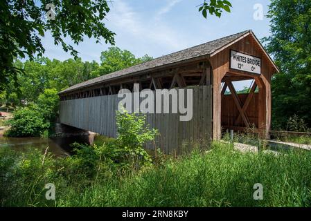 Pont # 22-34-01 Whites Bridge, ou White's Bridge est un pont couvert de treillis brun de 120 pieds de long (37 m), construit en 1869 dans le canton de Keene, Michigan, ONU Banque D'Images