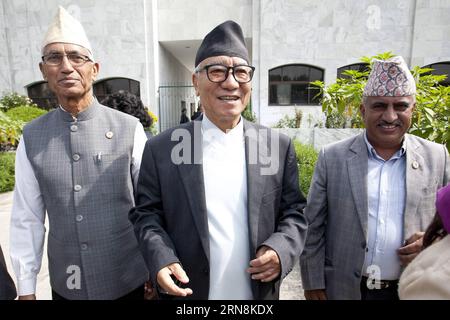 (151028) -- KATMANDOU, le 28 octobre 2015 -- Kul Bahadur Gurung (C), leader du Congrès népalais, se dirige vers le Parlement pour participer au processus électoral à Katmandou, Népal, le 28 octobre 2015. La première élection présidentielle népalaise après la promulgation de la nouvelle constitution a commencé mercredi matin. ) NEPAL-KATHMANDU-VOTE-PRESIDENT PratapxThapa PUBLICATIONxNOTxINxCHN Katmandou OCT 28 2015 le leader du Congrès népalais Kul Bahadur Gurung C se dirige vers le Parlement pour participer au processus de vote à Katmandou Népal OCT 28 2015 Népal S première ÉLECTION présidentielle après la promulgation de la nouvelle Constitution Banque D'Images
