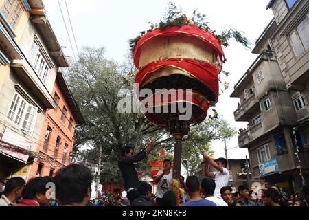 (151028) -- KATMANDOU, 28 octobre 2015 -- les habitants portent des chars traditionnels uniques célébrant le festival de Hadigaun dans les rues de Hadigaun à Katmandou, Népal, le 28 octobre 2015. Le festival Hadigaun est un festival unique célébré chaque année après le festival Dashain. L'unicité réside dans les trois chars dans la procession, qui sont tenus à l'envers avec les pinacles au bas.) NEPAL-KATHMANDU-HADIGAUN FESTIVAL ArchanaxShrestha PUBLICATIONxNOTxINxCHN Kathmandu OCT 28 2015 habitants portent des chariots traditionnels uniques célébrant le Festival dans les rues de Katmandou Népal OCT 28 2015 Festi Banque D'Images
