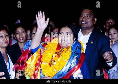 (151028) -- KATMANDOU, 28 octobre 2015 -- Bidhya Devi Bhandari (C), vice-président du Parti communiste du Népal (marxiste-léniniste unifié), fait ses gestes après avoir remporté l'élection à la législature-Parlement à Katmandou, Népal, le 28 octobre 2015. Le vice-président du PCN (UML) du Népal, Bidhya Devi Bhandari, a été élu comme la première femme présidente du Népal mercredi, la première fois dans l'histoire de la nation himalayenne soutenue par le patriarcat à accorder le titre de chef de l'Etat à une femme. NÉPAL-KATMANDOU-PREMIÈRE FEMME PRÉSIDENTE PratapxThapa PUBLICATIONxNOTxINxCHN Kathmandu OCT 28 2015 Banque D'Images