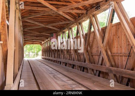 Pont # 22-34-01 ce pittoresque pont couvert, l'un des derniers du genre dans le Michigan, a été construit en 1867 par Jared N. Brazee et J.N. Walker, Bui Banque D'Images