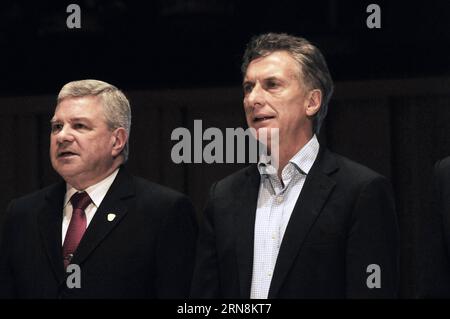 BUENOS AIRES, le 28 octobre 2015 -- le candidat à la présidence de l'Argentine Mauricio Macri du conservateur Cambiemos (R) organise la célébration du 7e anniversaire de la police métropolitaine, à Usina del Arte à Buenos Aires, Argentine, le 28 octobre 2015. Selon la presse locale, Macri a déclaré mercredi que la police métropolitaine reprendrait bientôt une partie de la police fédérale, et s’il gagne le second tour le 22 novembre, il stimulerait le transfert de la police fédérale à la ville de Buenos Aires. Victoria Egurza/TELAM) (fnc) (ah) ARGENTINA-BUENOS AIRES-POLITICS-MACRI e TELAM PUBLICATIONxNOTxINxCHN Banque D'Images