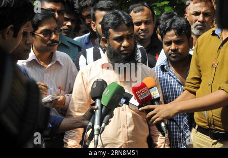 (151029) -- DHAKA, le 29 octobre 2015 -- Un parent d'une victime (C, front) décédée pendant un traitement à l'hôpital du Collège médical de Dhaka s'adresse aux médias à Dhaka, Bangladesh, le 29 octobre 2015. Au moins deux Bangladais ont été tués et environ 70 autres blessés dans l’explosion de trois bombes artisanales à Dhaka, le 24 octobre 2015.) BANGLADESH-DHAKA-VICTIME DE LA BOMBE SharifulxIslam PUBLICATIONxNOTxINxCHN Dhaka OCT 29 2015 un parent d'une victime C Front qui est mort pendant le traitement À L'hôpital du Collège médical de Dhaka parle aux médias à Dhaka Bangladesh OCT 29 2015 au moins deux Bangladais ont été TUÉS Banque D'Images