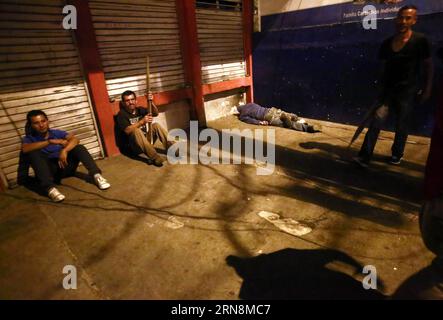 (151029) -- ALAJUELA, - une image prise le 28 octobre 2015 montre des gens qui attendent de recevoir de la nourriture d'une organisation sociale, dans le parc central d'Alajuela, à 30 km au nord-est de San José, capitale du Costa Rica. Le taux d ' extrême pauvreté au Costa Rica est passé de 5,8 % des logements en 2010 à 7,2 % en 2015, selon les résultats de l ' enquête nationale sur les foyers de 2015 (ENAHO, pour son acronyme en espagnol) et publiés par l ' Institut national de la stadistique et du recensement (INEC, pour son acronyme en espagnol), selon la presse locale. Kent Gilbert) (rtg) COSTA RICA-ALAJUELA-SOCIETY-POVER Banque D'Images