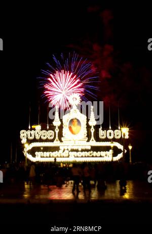 (151029) -- PHNOM PENH, 29 octobre 2015 -- des gens assistent à un feu d'artifice à Phnom Penh, Cambodge, le 29 octobre 2015. Des feux d artifice ont été tirés dans le ciel au-dessus de la rivière Tonle SAP devant le palais royal de la capitale jeudi soir pour célébrer le 11e anniversaire du couronnement du roi Norodom Sihamoni. CAMBODGE-PHNOM PENH-ROI-COURONNEMENT-ANNIVERSAIRE-CÉLÉBRATION Sovannara PUBLICATIONxNOTxINxCHN Phnom Penh OCT 29 2015 célébrités Voir feux d'artifice à Phnom Penh Cambodge OCT 29 2015 feux d'artifice ont été tournés dans le ciel au-dessus de Tonle SAP River devant le Palais Royal de la capitale S jeudi soir à Celeb Banque D'Images