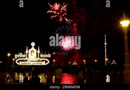 (151029) -- PHNOM PENH, 29 octobre 2015 -- des gens assistent à un feu d'artifice à Phnom Penh, Cambodge, le 29 octobre 2015. Des feux d artifice ont été tirés dans le ciel au-dessus de la rivière Tonle SAP devant le palais royal de la capitale jeudi soir pour célébrer le 11e anniversaire du couronnement du roi Norodom Sihamoni. CAMBODGE-PHNOM PENH-ROI-COURONNEMENT-ANNIVERSAIRE-CÉLÉBRATION Sovannara PUBLICATIONxNOTxINxCHN Phnom Penh OCT 29 2015 célébrités Voir feux d'artifice à Phnom Penh Cambodge OCT 29 2015 feux d'artifice ont été tournés dans le ciel au-dessus de Tonle SAP River devant le Palais Royal de la capitale S jeudi soir à Celeb Banque D'Images