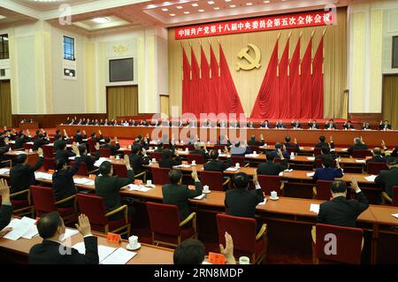 (151029) -- PÉKIN, le 29 octobre 2015 -- la cinquième session plénière du 18e Comité central du Parti communiste chinois (PCC) se tient à Pékin, capitale de la Chine, du 26 au 29 octobre 2015.) (zkr) CHINE-BEIJING-CPC-CINQUIÈME SESSION PLÉNIÈRE(CN) HuangxJingwen PUBLICATIONxNOTxINxCHN Beijing 29 2015 octobre la cinquième session plénière du 18e Comité central du PCC du Parti communiste chinois EST le héros à Beijing capitale de la Chine du 26 au 29 2015 octobre CCR Chine Pékin Cinquième session plénière CN HuangxJingwen PUBLICATIONxNOTxINxCHN Banque D'Images