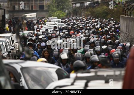 (151030) -- KATMANDOU, 30 octobre 2015 -- des gens font la queue avec leur moto pour obtenir du carburant à Katmandou, Népal, le 30 octobre 2015. Le Népal a signé mercredi un accord avec la Chine pour importer des produits pétroliers, a déclaré son ambassade à Pékin, alors que la nation himalayenne tente de stimuler les approvisionnements pour faire face à la crise du carburant. NÉPAL-KATMANDOU-FUEL-DAILY LIFE PratapxThapa PUBLICATIONxNOTxINxCHN Katmandou OCT 30 2015 célébrités Queue avec leur moto pour le carburant à Katmandou Népal OCT 30 2015 Népal a signé un accord mercredi avec la Chine pour importer des produits pétroliers son ambassade à Beijing a dit que l'Himalayan N Banque D'Images