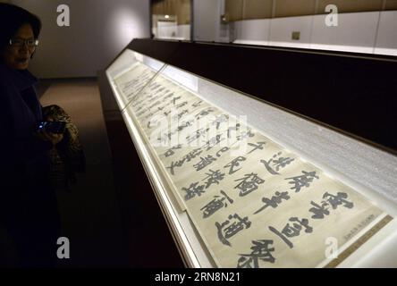 (151030) -- NEW YORK, le 30 octobre 2015 -- Un visiteur assiste à l'avant-première médiatique d'une exposition intitulée Masterpieces of Chinese Painting from the Metropolitan Collection au met Museum de New York, aux États-Unis, le 30 octobre 2015. Présentant plus de 110 œuvres datant de la dynastie Tang (608-917) à nos jours en deux rotations, chefs-d'œuvre de la peinture chinoise de la collection Metropolitan offre aux visiteurs une occasion rare d'en apprendre davantage sur l'histoire de la peinture et de la calligraphie chinoises à travers quelques-uns des meilleurs exemples disponibles de chaque époque. US-NEW YORK-MET MUSEUM-CHINESE PAIN Banque D'Images