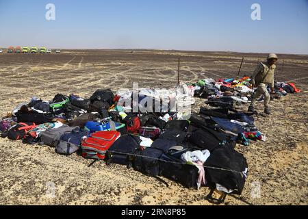 (151101) -- VILLE D'ARISH, 1 novembre 2015 -- un soldat égyptien traverse les bagages des passagers d'un avion russe qui s'est écrasé dans la région de Hassana dans la ville d'Arish, au nord de l'Égypte, le 1 novembre 2015. Les enquêteurs égyptiens et internationaux ont commencé dimanche à sonder les raisons de l'avion russe qui s'est écrasé dans la péninsule du Sinaï en Egypte samedi et qui a tué les 224 à bord. RUSSIE-AVION-CRASH-SAUVETAGE AhmedxGomaa PUBLICATIONxNOTxINxCHN Flugzeugabsturz à Ägypten : Untersuchungen an der Absturzstelle Arish City novembre 1 2015 à Egyptian Soldier marche à travers les bagages des passagers Banque D'Images