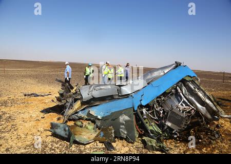 (151101) -- VILLE D'ARISH, 1 novembre 2015 -- des secouristes enquêtent sur le site de l'accident de l'avion de passagers russe qui s'est écrasé dans la région de Hassana dans la ville d'Arish, au nord de l'Égypte, le 1 novembre 2015. Les enquêteurs égyptiens et internationaux ont commencé dimanche à sonder les raisons de l'avion russe qui s'est écrasé dans la péninsule du Sinaï en Egypte samedi et qui a tué les 224 à bord. RUSSIE-AVION-CRASH-RESCUE AhmedxGomaa PUBLICATIONxNOTxINxCHN Flugzeugabsturz in Ägypten : Untersuchungen an der Absturzstelle Arish City novembre 1 2015 des secouristes enquêtent SUR le site de l'accident du russe P Banque D'Images