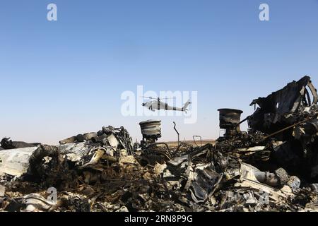 (151101) -- VILLE D'ARISH, le 1 novembre 2015 -- un hélicoptère militaire égyptien survole les débris d'un avion de passagers russe qui s'est écrasé dans la région de Hassana dans la ville d'Arish, au nord de l'Égypte, le 1 novembre 2015. Les enquêteurs égyptiens et internationaux ont commencé dimanche à sonder les raisons de l'avion russe qui s'est écrasé dans la péninsule du Sinaï en Egypte samedi et qui a tué les 224 à bord. RUSSIE-AVION-CRASH-SAUVETAGE AhmedxGomaa PUBLICATIONxNOTxINxCHN Flugzeugabsturz à Ägypten : Untersuchungen an der Absturzstelle Arish City novembre 1 2015 à l'Egyptian Military Helicopter survole les débris d'un Rus Banque D'Images