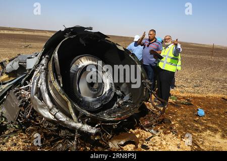 (151101) -- VILLE D'ARISH, 1 novembre 2015 -- des secouristes enquêtent sur le site de l'accident de l'avion de passagers russe qui s'est écrasé dans la région de Hassana dans la ville d'Arish, au nord de l'Égypte, le 1 novembre 2015. Les enquêteurs égyptiens et internationaux ont commencé dimanche à sonder les raisons de l'avion russe qui s'est écrasé dans la péninsule du Sinaï en Egypte samedi et qui a tué les 224 à bord. RUSSIE-AVION-CRASH-RESCUE AhmedxGomaa PUBLICATIONxNOTxINxCHN Flugzeugabsturz in Ägypten : Untersuchungen an der Absturzstelle Arish City novembre 1 2015 des secouristes enquêtent SUR le site de l'accident du russe P Banque D'Images