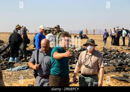 (151101) -- VILLE D'ARISH, 1 novembre 2015 -- le ministre russe des Transports Maxim Sokolov (C) s'entretient avec des secouristes sur le site de l'accident d'un avion de passagers russe qui s'est écrasé dans la région de Hassana, dans la ville d'Arish, au nord de l'Égypte, le 1 novembre 2015. Les enquêteurs égyptiens et internationaux ont commencé dimanche à sonder les raisons de l'avion russe qui s'est écrasé dans la péninsule du Sinaï en Egypte samedi et qui a tué les 224 à bord. ÉGYPTE-RUSSIE-MINISTRE DES TRANSPORTS-ENQUÊTE SUR LE CRASH D'AVION AhmedxGomaa PUBLICATIONxNOTxINxCHN ville d'Arish novembre 1 2015 les ministres russes des transports Maxim Sokolov C parlent Banque D'Images