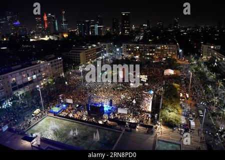 TEL AVIV -- des gens assistent à un rassemblement sur la place Rabin marquant l'anniversaire de l'assassinat de Rabin à tel Aviv, Israël, le 31 octobre 2015. Environ 100 000 Israéliens se sont réunis samedi soir pour commémorer le 20e anniversaire de l'assassinat de l'ancien Premier ministre Yitzhak Rabin.) ISRAËL-TEL AVIV-RABIN-ASSASSINATION-20E ANNIVERSAIRE JINI PUBLICATIONxNOTxINxCHN tel Aviv célébrités assistent à un rassemblement SUR la place Rabin marquant l'anniversaire de l'assassinat de Rabin S à tel Aviv Israël OCT 31 2015 environ 100 000 Israéliens se sont réunis pour commémorer le 20e anniversaire de l'assassinat de l'ancien Pr Banque D'Images