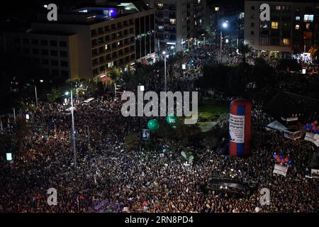 TEL AVIV -- des gens assistent à un rassemblement sur la place Rabin marquant l'anniversaire de l'assassinat de Rabin à tel Aviv, Israël, le 31 octobre 2015. Environ 100 000 Israéliens se sont réunis samedi soir pour commémorer le 20e anniversaire de l'assassinat de l'ancien Premier ministre Yitzhak Rabin.) ISRAËL-TEL AVIV-RABIN-ASSASSINATION-20E ANNIVERSAIRE JINI PUBLICATIONxNOTxINxCHN tel Aviv célébrités assistent à un rassemblement SUR la place Rabin marquant l'anniversaire de l'assassinat de Rabin S à tel Aviv Israël OCT 31 2015 environ 100 000 Israéliens se sont réunis pour commémorer le 20e anniversaire de l'assassinat de l'ancien Pr Banque D'Images