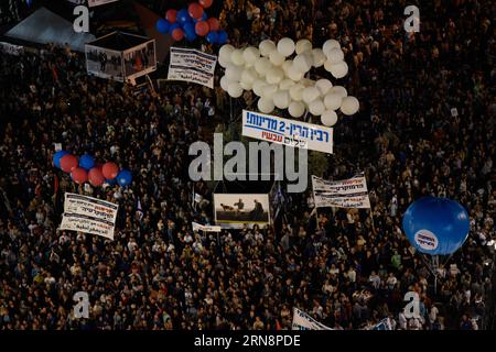 TEL AVIV -- des gens assistent à un rassemblement sur la place Rabin marquant l'anniversaire de l'assassinat de Rabin à tel Aviv, Israël, le 31 octobre 2015. Environ 100 000 Israéliens se sont réunis samedi soir pour commémorer le 20e anniversaire de l'assassinat de l'ancien Premier ministre Yitzhak Rabin.) ISRAËL-TEL AVIV-RABIN-ASSASSINATION-20E ANNIVERSAIRE JINI PUBLICATIONxNOTxINxCHN tel Aviv célébrités assistent à un rassemblement SUR la place Rabin marquant l'anniversaire de l'assassinat de Rabin S à tel Aviv Israël OCT 31 2015 environ 100 000 Israéliens se sont réunis pour commémorer le 20e anniversaire de l'assassinat de l'ancien Pr Banque D'Images