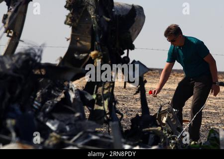 (151101) -- ARISH CITY, Nov. 1, 2015 -- Russian Transport Minister Maxim Sokolov lays a flower at the crash site of a Russian passenger airplane which crashed at the Hassana area in Arish city, north Egypt, on Nov. 1, 2015. Egyptian and international investigators on Sunday have begun probing the reasons of the Russian plane that crashed in Egypt s Sinai peninsula on Saturday which killed all 224 on board. ) EGYPT-RUSSIA-TRANSPORT MINISTER-PLANE-CRASH-INVESTIGATION AhmedxGomaa PUBLICATIONxNOTxINxCHN   Arish City Nov 1 2015 Russian Transportation Ministers Maxim Sokolov Lays a Flower AT The Cra Stock Photo