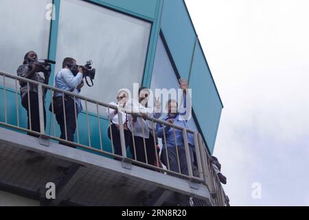 (151102) -- ARGYLE, 2 novembre 2015 -- image fournie par le président vénézuélien, Nicolas Maduro (2e-R), supervisant la construction de l'aéroport international d'Argyle, accompagné du Premier ministre de Saint-Vincent-et-les Grenadines, Ralph Gonsalves (R), à Argyle, à l'est de Saint-Vincent-et-les Grenadines, le 2 novembre 2015. ) (jp) (sp) NON DESTINÉ AUX ARCHIVES-NON DESTINÉ AUX VENTES USAGE ÉDITORIAL UNIQUEMENT SAINT VINCENT ET LES GRENADINES-ARGYLE-VENEZUELA-VISIT VENEZUELA SxPRESIDENCY PUBLICATIONxNOTxINxCHN Argyle novembre 2 2015 image fournie par les spectacles le président vénézuélien Nicolas Maduro 2e r superviser le Const Banque D'Images