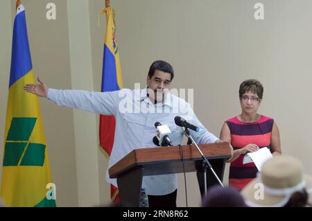 Photo fournie par le président vénézuélien Nicolas Maduro (à gauche) prononçant un discours à Argyle, Saint-Vincent-et-les Grenadines, le 2 novembre 2015. Le Président du Venezuela, Nicolas Maduro, a souligné lundi que grâce aux investissements que les gouvernements des Caraïbes ont réalisés conjointement, il a été possible de parvenir à la stabilité économique dans la région. Présidence du Venezuela) (da) (sp) NON DESTINÉ AUX ARCHIVES-NON DESTINÉ AUX VENTES USAGE ÉDITORIAL SEULEMENT SAINT VINCENT ET LES GRENADINES-ARGYLE-VENEZUELA-VISIT VENEZUELA SxPRESIDENCY PUBLICATIONxNOTxINxCHN photo fournie par le président vénézuélien NIC Banque D'Images