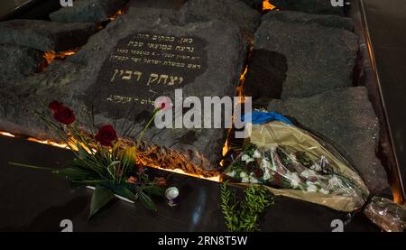 (151105) -- TEL AVIV, 4 novembre 2015 -- des fleurs et une bougie sont présentées sur le site où l'ancien Premier ministre israélien Yitzhak Rabin a été assassiné, à l'occasion du 20e anniversaire de l'assassinat d'Yitzhak Rabin, près de la place Rabin à tel Aviv, Israël, le 4 novembre 2015. Rabin a été assassiné le 4 novembre 1995, à la fin d'un rassemblement en faveur des accords d'Oslo sur la place des rois d'Israël à tel Aviv. ISRAEL-TEL AVIV-YITZHAK RABIN-ASSASSINATION-20E ANNIVERSAIRE LixRui PUBLICATIONxNOTxINxCHN Gedenken an Jitzchak Rabin in tel Aviv tel Aviv nov 4 2015 fleurs et bougie sont présentés À Banque D'Images