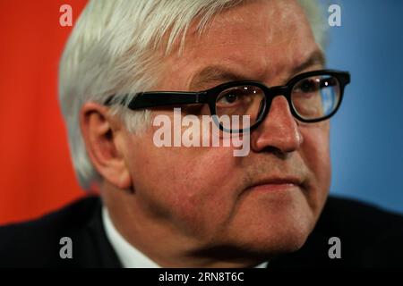 (151104) -- BERLIN, le 04 novembre 2015 -- le ministre allemand des Affaires étrangères Frank-Walter Steinmeier assiste à une conférence de presse à Berlin, en Allemagne, le 4 novembre 2015. Le ministre allemand des Affaires étrangères Frank-Walter Steinmeier a annoncé mercredi que l'Allemagne fournirait 75 millions d'euros supplémentaires (81,4 millions de dollars américains) en aide aux réfugiés. ALLEMAGNE-BERLIN-REFUGIE-STEINMEIER ZhangxFan PUBLICATIONxNOTxINxCHN Berlin novembre 04 2015 les ministres allemands des Affaires étrangères Frank Walter Stein Meier assistent à une conférence de presse à Berlin Allemagne LE 4 2015 novembre, les ministres allemands des Affaires étrangères Frank Walter Stein Meier ont annoncé mercredi Thatcher G. Banque D'Images