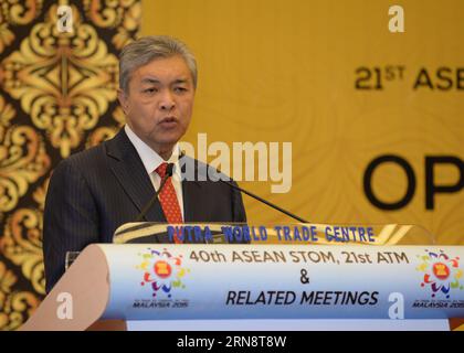 (151105) -- KUALA LUMPUR, 5 novembre 2015 -- le vice-premier ministre malaisien Ahmad Zahid Hamidi prononce un discours lors de la cérémonie d'ouverture de la 21e réunion des ministres des Transports de l'ASEAN et des réunions associées, qui réunit les ministres des Transports des 10 membres de l'ASEAN et de la Chine, du Japon et de la Corée du Sud à Kuala Lumpur, Malaisie, le 5 novembre 2015. La 21e réunion des ministres des Transports de l'ASEAN et les réunions associées se tiendront du 5 au 6 novembre. ) MALAISIE-KUALA LUMPUR-ASEAN-MINISTRES DES TRANSPORTS LinxHao PUBLICATIONxNOTxINxCHN Kuala Lumpur novembre 5 2015 le vice-premier ministre malaisien Ahmad Zahid Hamidi prononce un discours à l'Open Banque D'Images