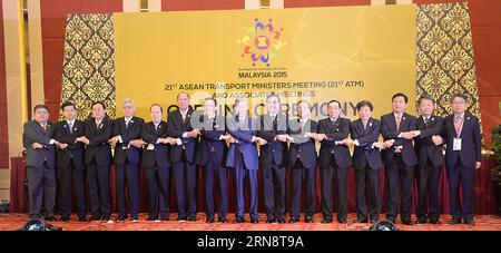 (151105) -- KUALA LUMPUR, le 5 novembre 2015 -- les participants posent pour une photo de groupe lors de la 21e réunion des ministres des Transports de l'ASEAN et des réunions associées, qui réunit les ministres des Transports des 10 membres de l'ASEAN et de la Chine, du Japon et de la Corée du Sud à Kuala Lumpur, Malaisie, le 5 novembre 2015. La 21e réunion des ministres des Transports de l'ASEAN et les réunions associées se tiendront du 5 au 6 novembre. ) MALAISIE-KUALA LUMPUR-ASEAN-MINISTRES DES TRANSPORTS LinxHao PUBLICATIONxNOTxINxCHN Kuala Lumpur novembre 5 2015 les participants posent pour une photo de groupe lors de la 21e réunion des ministres des Transports de l'ASEAN et réunion associée Banque D'Images