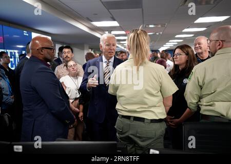 Le président américain Joe Biden visite le siège de la Federal Emergency Management Agency (FEMA) à Washington, DC, le 31 août 2023. Crédit : Yuri Gripas/Pool via CNP/MediaPunch Banque D'Images