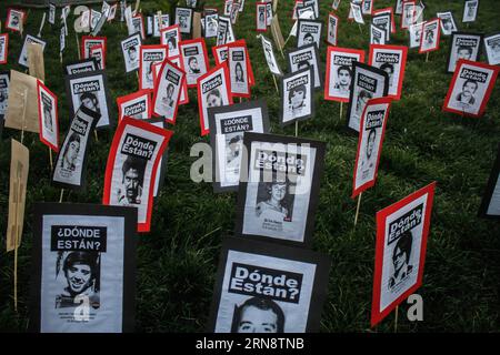 Valparaiso, Chili. 30 août 2023. Photos de différentes personnes qui ont disparu en période de dictature militaire vues pendant la commémoration. Journée internationale des détenus disparus après le coup d’État de 1973, ce 30 août, des proches se sont réunis pour commémorer le lendemain du 50e anniversaire du coup d’État du dictateur Augusto Pinochet contre le gouvernement de Salvador Allende, où ils ont commis des pratiques de disparition forcée sans réponses à ce jour. Crédit : SOPA Images Limited/Alamy Live News Banque D'Images