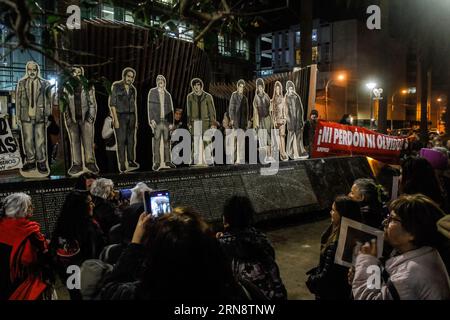 Valparaiso, Chili. 30 août 2023. Les manifestants se rassemblent devant un monument dédié à ceux qui ont disparu pendant la dictature militaire de 1973 au Chili lors de la commémoration. Journée internationale des détenus disparus après le coup d’État de 1973, ce 30 août, des proches se sont réunis pour commémorer le lendemain du 50e anniversaire du coup d’État du dictateur Augusto Pinochet contre le gouvernement de Salvador Allende, où ils ont commis des pratiques de disparition forcée sans réponses à ce jour. Crédit : SOPA Images Limited/Alamy Live News Banque D'Images