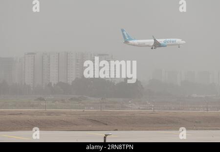 (151105) -- JÉRUSALEM, le 5 novembre 2015 -- Un vol décolle de l'aéroport Ben Gourion dans une tempête de poussière près de tel Aviv, Israël, le 5 novembre 2015. Tous les décollages ont été suspendus à l'aéroport Ben Gurion en raison des conditions météorologiques de jeudi après-midi et les tempêtes de poussière ont jeté l'influence sur la majeure partie du pays. Les aéroports d'Eilat et de SDE Dov ont été fermés en raison des conditions météorologiques le mercredi. /Nimrod Glikman) ISRAEL-TEL AVIV-WEATHER-DUST STORM JINI PUBLICATIONxNOTxINxCHN Sandsturm à tel Aviv Jérusalem nov. 5 2015 un vol décolle de l'aéroport Ben Gourion à Dust Storm près de tel Aviv Israël LE 5 2015 nov. All Tak Banque D'Images