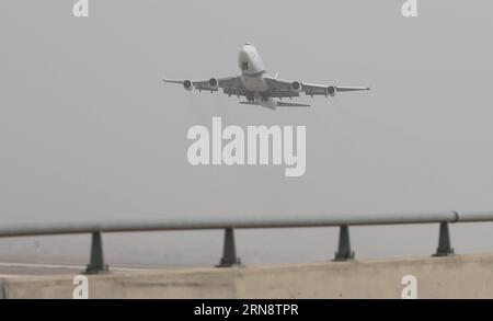 (151105) -- JÉRUSALEM, le 5 novembre 2015 -- un vol El Al décolle dans une tempête de poussière de l'aéroport Ben Gourion près de tel Aviv, Israël, le 5 novembre 2015. Tous les décollages ont été suspendus à l'aéroport Ben Gurion en raison des conditions météorologiques de jeudi après-midi et les tempêtes de poussière ont jeté l'influence sur la majeure partie du pays. Les aéroports d'Eilat et de SDE Dov ont été fermés en raison des conditions météorologiques le mercredi. /Nimrod Glikman) ISRAEL-TEL AVIV-WEATHER-DUST STORM JINI PUBLICATIONxNOTxINxCHN Sandsturm à tel Aviv Jérusalem nov. 5 2015 à El Al le vol décolle dans Dust Storm de l'aéroport Ben Gourion près de tel Aviv Israël Banque D'Images