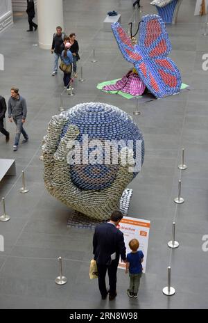 (151106) -- NEW YORK, 6 novembre 2015 -- les gens passent devant des sculptures faites de boîtes de conserve lors de la 22e exposition Canconstruction à New York, le 6 novembre 2015. Les œuvres des lauréats du 22e Concours international de design Canconstruction sont exposées au Brookfield place dans le centre-ville de Manhattan. L'exposition présente des sculptures entièrement faites de conserves non ouvertes. Plus de 1 200 lauréats locaux de 125 villes du monde entier ont participé à la compétition. La nourriture en conserve utilisée dans l’exposition sera donnée à une banque alimentaire locale responsable de nourrir plus d’un million de Hungry New Banque D'Images