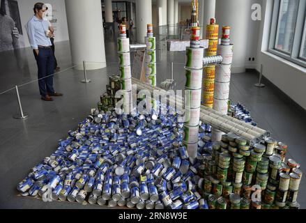 (151106) -- NEW YORK, 6 novembre 2015 -- Un homme regarde une sculpture faite de boîtes de conserve lors de la 22e exposition Canconstruction à New York, le 6 novembre 2015. Les œuvres des lauréats du 22e Concours international de design Canconstruction sont exposées au Brookfield place dans le centre-ville de Manhattan. L'exposition présente des sculptures entièrement faites de conserves non ouvertes. Plus de 1 200 lauréats locaux de 125 villes du monde entier ont participé à la compétition. La nourriture en conserve utilisée dans l’exposition sera donnée à une banque alimentaire locale responsable de nourrir plus d’un million d’Hungry New y Banque D'Images